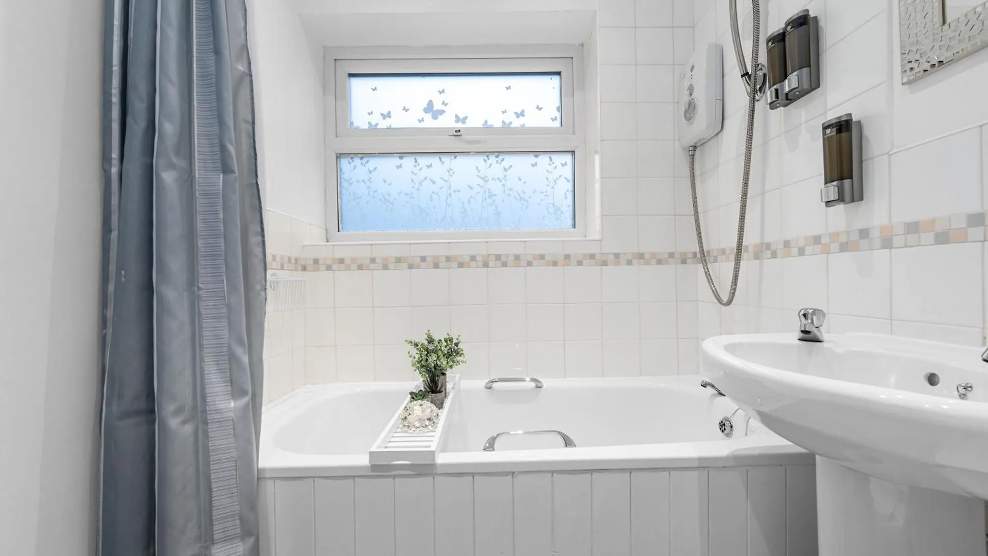 Cosy Well-Connected 3-Bed House Villa Sale United Kingdom
