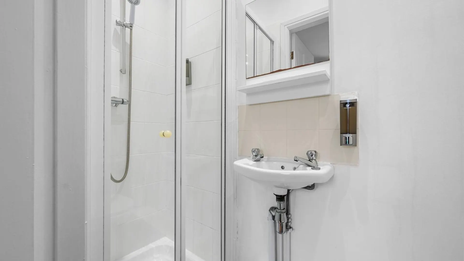 Cosy Well-Connected 3-Bed House Villa Sale
