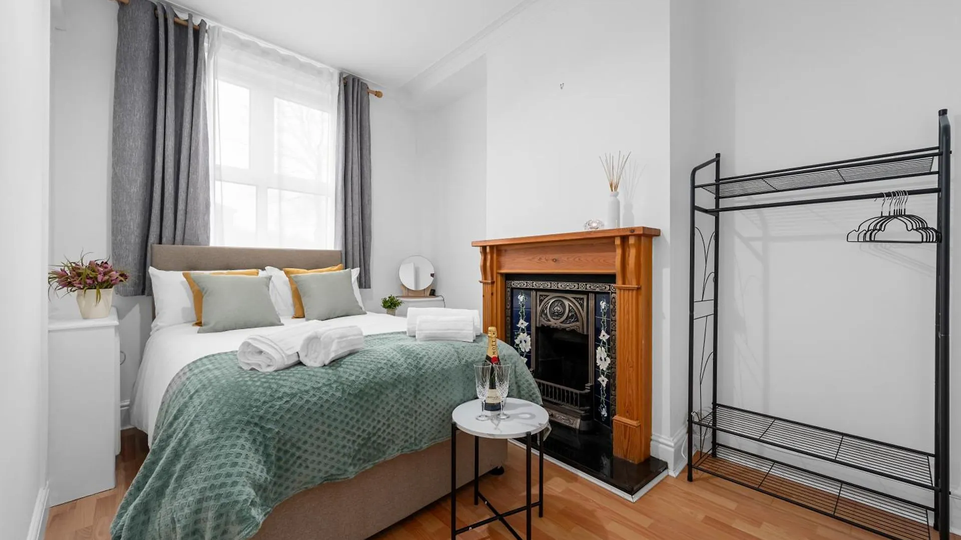 Holiday home Cosy Well-Connected 3-Bed House Villa Sale United Kingdom